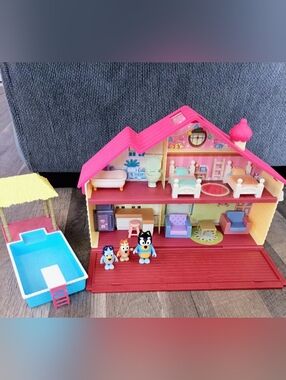 Bluey Family House Playset w/ Pool Figures & Furniture